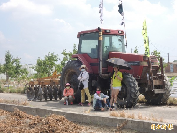 里民駕駛農機具停放在養雞場四週道路，禁止工程人員進出。（記者廖淑玲攝）