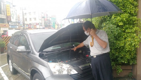 涉案男子被高市刑大傳喚偵訊後送辦，警方查他身旁的車子竟是事故車所變造。（記者黃良傑翻攝）