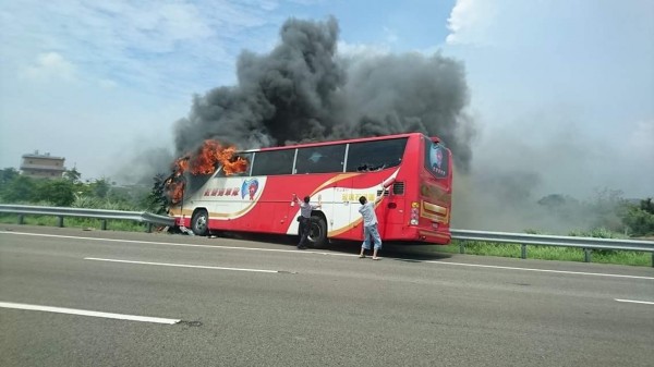 國道2號今天驚傳遊覽車火燒車，全車26人均成焦屍；遊覽車同行直指，原廠將配電箱設在右前保桿處，懷疑這項設計瑕疵，助長火勢。（擷取自臉書；記者吳仁捷攝）