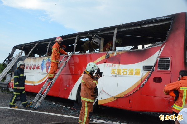 國道2號下午發生火燒車事故，車上24名遊客，連同導遊、台籍司機在內等26人全數罹難。（記者鄭淑婷攝）