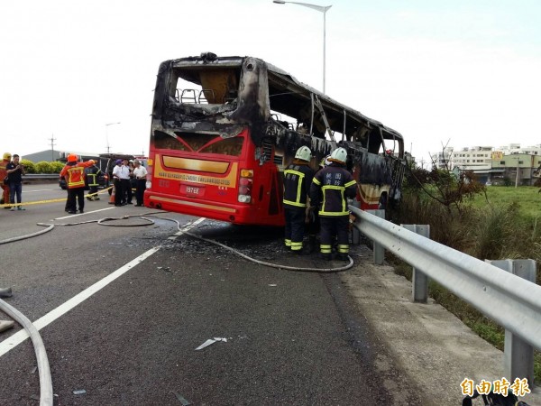 逃生門被護欄卡死，全車乘客逃生不及活活被燒死。（記者鄭淑婷攝）