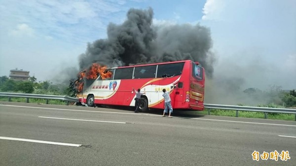 國道2號今日下午1時許發生火燒車事故，車上26名乘客全數罹難。（記者鄭淑婷攝）