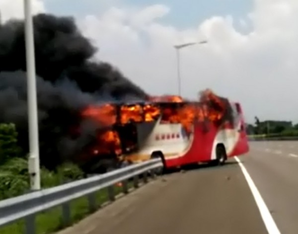 國道2號今日下午發生嚴重火燒車事故，車上26人全數罹難。（翻攝自影片，陳姓民眾提供）