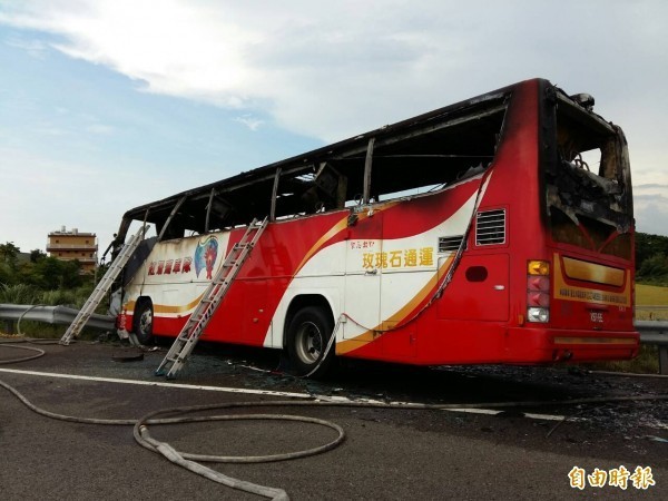 今天下午發生遊覽車撞國道火車燒事件，車上有24名乘客加司機總共26人不幸喪生。據了解，該團為遼寧來的中客團，旅客人數加上領隊總共26人。（記者鄭淑婷攝）