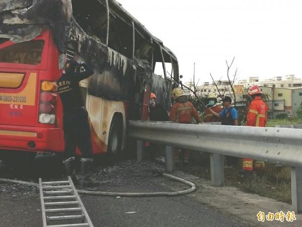 國道2號今天驚傳遊覽車火燒車，全車有24名中國遊客和2名台籍導遊與司機，共26人均成焦屍。（記者鄭淑婷攝）