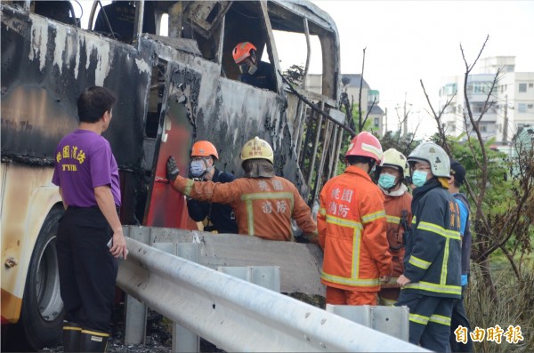 遊覽車全車的人都沒能逃出，遺體多集中在右後車門。（記者鄭淑婷攝）