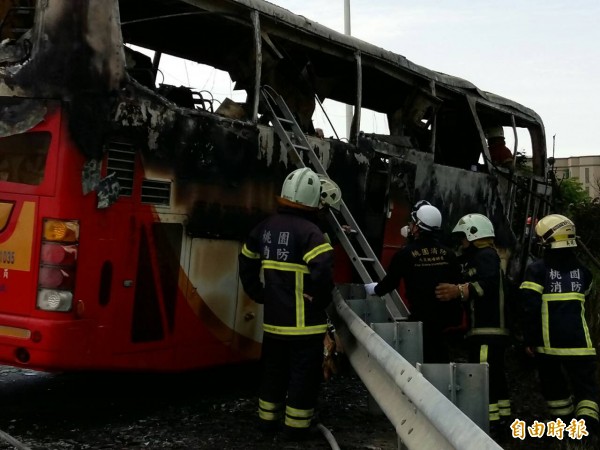 國道2號稍早發生火燒車意外，釀26死，消防署人員指出，逃生門未及時開啟，恐怕是釀成重大傷亡的關鍵。（記者鄭淑婷攝）