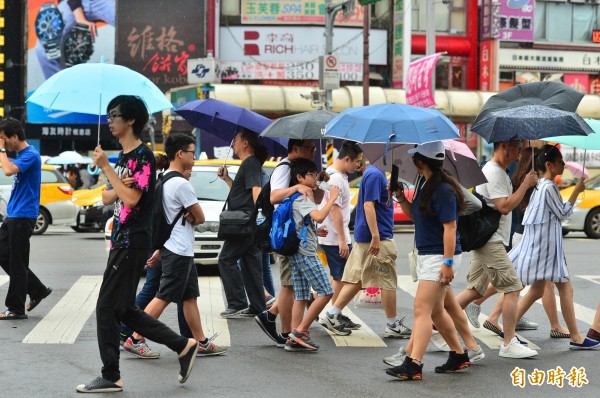 中央氣象局指出，今天（19日）中南部及東半部地區有間歇性的陣雨或雷雨，其他地區上午多雲到晴，午後各地有雷陣雨。（資料照，記者王藝菘攝）