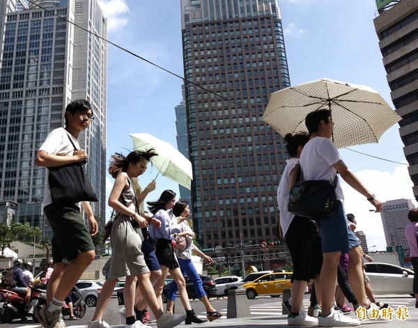 明天（20日）太平洋高壓逐漸增強，各地雖有午後雷陣雨，但雨勢及降雨範圍減少。（資料照，記者方賓照攝）