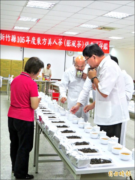 新竹縣東方美人茶（膨風茶）優良茶評鑑，昨天起一連5天在北埔鄉農會舉辦，但今年受「空梅」影響，只剩1009點參賽。（記者蔡孟尚攝）