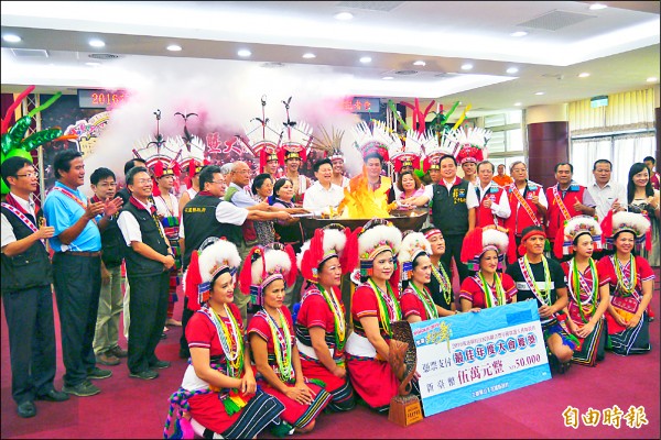 花蓮縣原住民族聯合豐年祭將於廿二日至廿四日一連三天，在美崙田徑場熱鬧登場，縣政府昨日提前舉行記者會，邀請民眾踴躍參加。
（記者王峻祺攝）