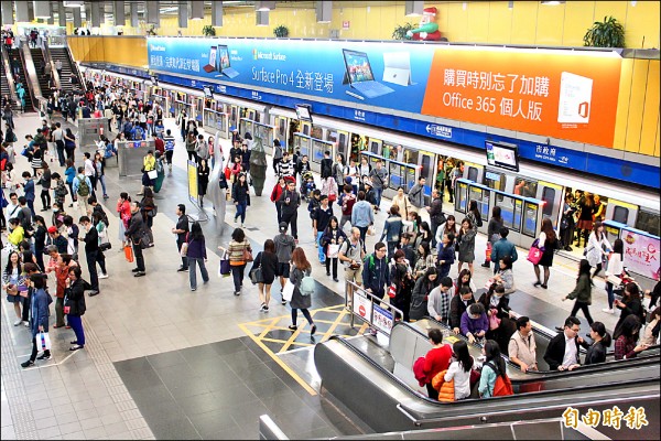 台北捷運每逢上下班時間都會湧現人潮，上班族抱怨北捷推出優惠，竟從社會新鮮人開始，喊了很久的月票或其他優惠方案卻尚未出爐。（記者郭逸攝）