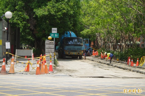 龍潭路封路修繕，將禁3.5噸以上大車通行。（記者林國賢攝）