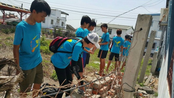 坪林國中畢業生單車環島壯遊，路經台東加入救災。（坪林國中提供）