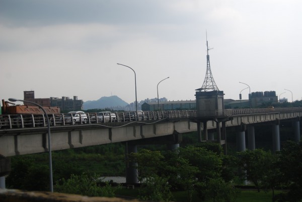 連接新北市土城與樹林區的「柑城橋」因橋面狹窄，尖峰時段常出現交通壅塞的惡況。（記者張安蕎攝）