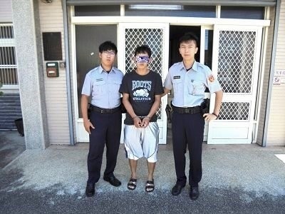 民雄警方逮到偷取女性內衣的竊賊。（記者曾迺強翻攝）