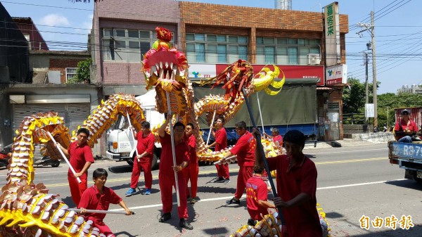 新竹縣褒忠亭義民節今年輪值溪南祭典區，其中，湖口祭典委員會特別安排舞龍等陣頭迎請義民爺回到德盛土地公廟供奉，為義民祭典揭開序幕。（記者廖雪茹攝）