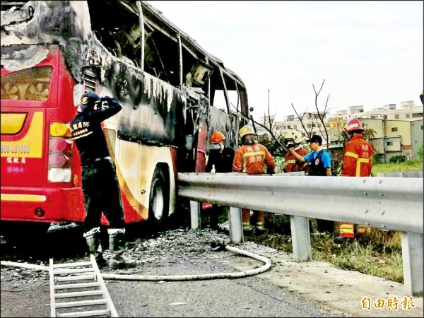 車子前面冒煙起火，乘客往右後車門逃生，卻因護欄擋住阻礙逃生，遺體多陳屍在車門旁。（記者鄭淑婷攝）