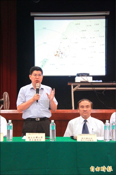 台大公衛學院副院長詹長權教授（左）表示，大城鄉民是拿身體在檢測污染，希望政府要有作為。（記者陳冠備攝）