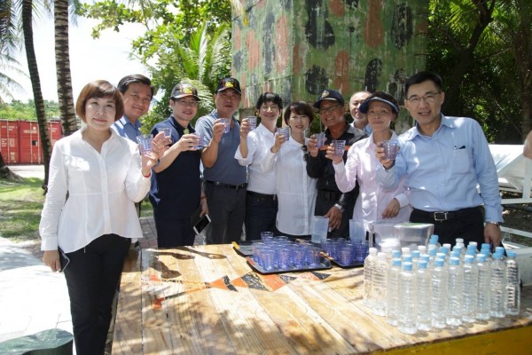 朝野立委在太平島共飲太平水。（國防部提供）