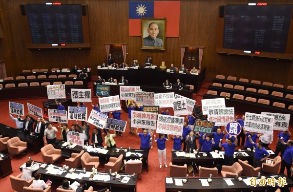 民進黨力推的「不當黨產處理條例」草案，國民黨立委卻提案近三百案變更議程來杯葛院會，今親民黨團表態，稱處理國民黨的不當黨產，是轉型正義一部份。（資料照，記者廖振輝攝）