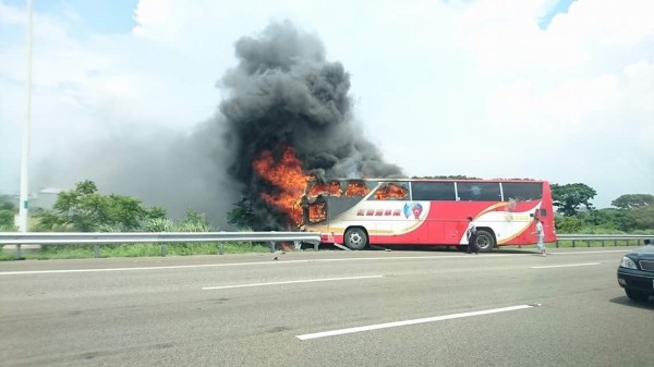 起火點為遊覽車車頭，媒體報導，有專家認為這點非常詭異。（擷取自臉書）