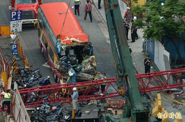 2009年4月24日，中國觀光團遊覽車遭工地的吊臂砸中，造成2死4傷。（資料照，記者簡榮豐攝）