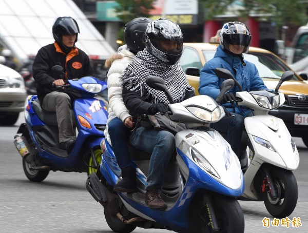 台中市黃姓女騎士左轉時出車禍，事後被舉發闖紅燈，法官認為黃女並未兩段式左轉，應作適當處置。圖為示意圖。（資料照，記者廖振輝攝）