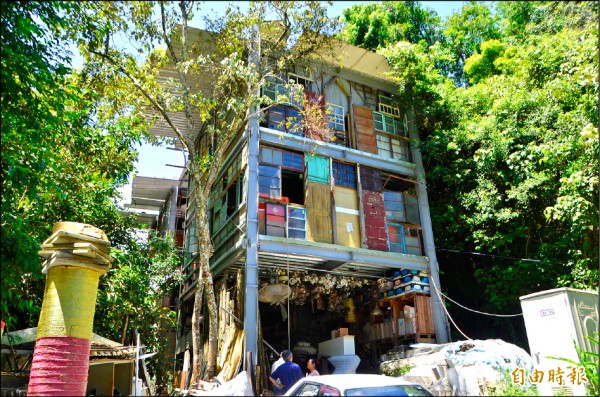 紙寮坑藝術農工場是一棟三層樓建物，因被爆料像廢墟，縣府觀光處昨會同相關人員稽查，發現確有提供住宿卻未合法登記。（記者陳鳳麗攝）