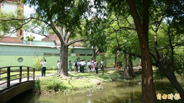 中華民國不動產協進會參訪巴克禮紀念公園。（記者洪瑞琴攝）