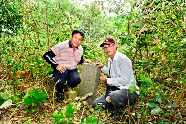 鵝鑾鼻燈塔主任彭念陸（左）發現清治時期的「臺灣關界」石碑，找來恆春燈塔達人念吉成（右）會勘。（記者蔡宗憲翻攝）