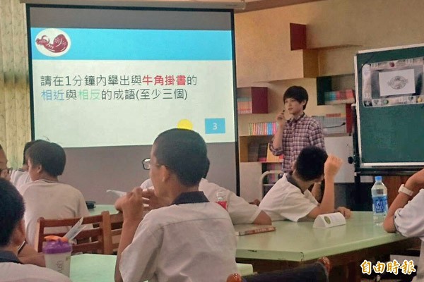 富岡國中與銘傳大學華語文教學學系合作，由師培生協助語文學習課程。（記者陳昀攝）