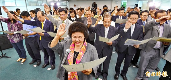 民進黨昨舉行新任中執委宣誓就任典禮，黨主席蔡英文擔任監誓人，並由中執委、高雄市長陳菊（前）擔任領誓人宣讀誓詞。（記者劉信德攝）