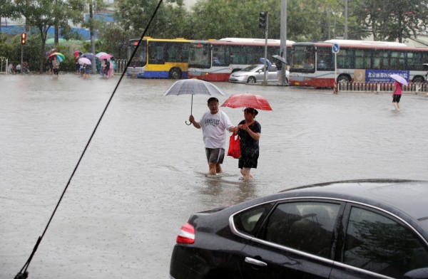 北京官方指出，暴雨造成全市7處崩塌、1處地面塌陷、117間房屋淹水等。（路透）