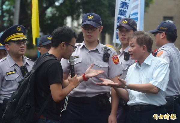 衛福勞動處處長蘇永富（右）不接陳情書挨批，行政院坦言「處理過程不妥」。（資料照，記者簡榮豐攝）