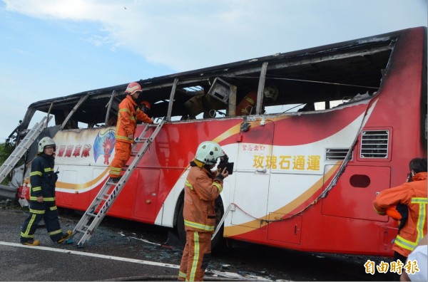 遊覽車車頭、內裝全數燒毀。（資料照，記者鄭淑婷攝）