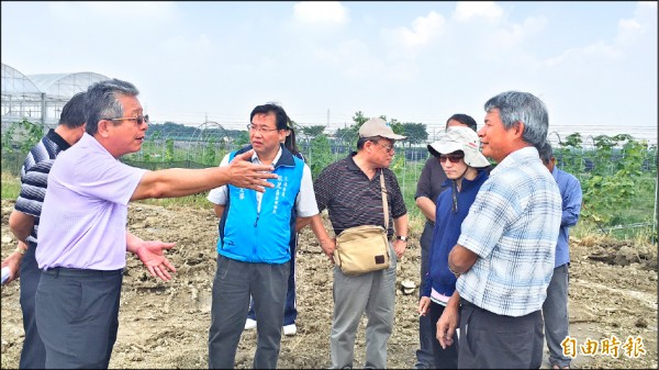 縣議員蔡東富（左）不滿五河局人員推卸責任，不排除替農民提出國賠。（記者黃淑莉攝）