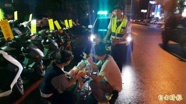 失智劉男一心想家，不認得路，也推著輪椅一路顛簸、受傷，還是想回家。（記者楊政郡攝）