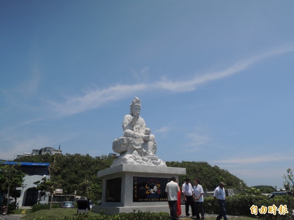 雕像上空出現祥龍造型的雲彩。（記者江志雄攝）