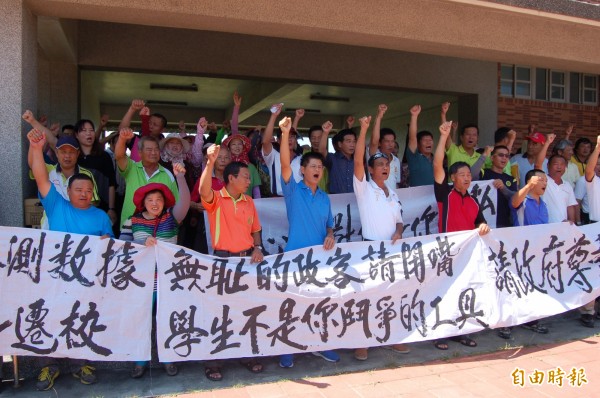 麥寮民眾在橋頭國小許厝寮分校拉白布條，反對遷校。（記者陳燦坤攝）