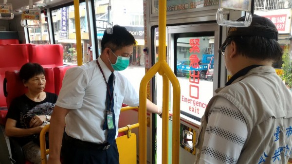 市府抽检客运车辆，现场测试安全门能否正常使用。（交通局提供）