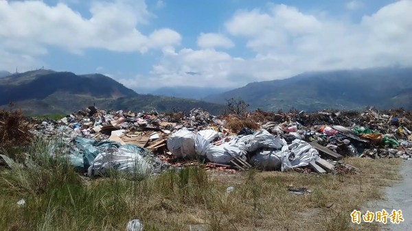 知本捷地爾垃圾堆積如山，散發陣陣惡臭，民眾怨聲載道，籲縣府速解決。（記者陳賢義攝）