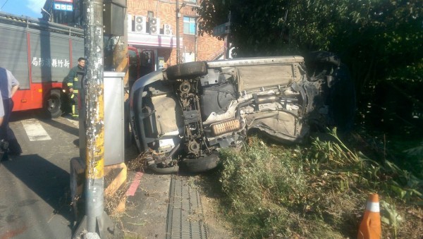 新竹市警察局南寮派出所今天下午追緝一輛贓車，一路從西濱公路追到新竹縣湖口鄉，贓車駕駛卻疑似失控高速衝撞電桿後翻覆，脫困時已無生命徵象，送醫急救中。（記者廖雪茹翻攝）