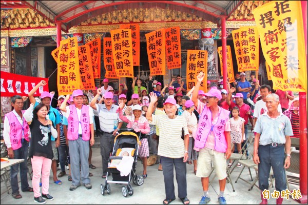 布袋鎮樹林里居民昨天集結抗議興建養雞場。（記者林宜樟攝）