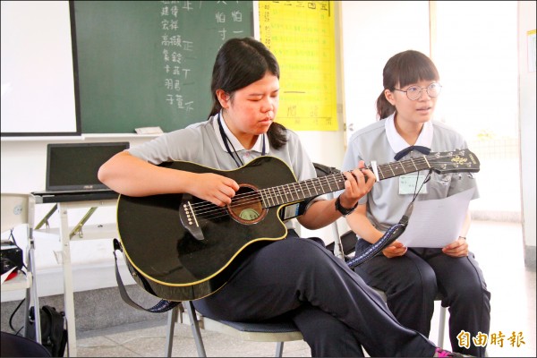 慈濟大學師資培育生暑假到化仁國中當課輔老師，還以吉他唱歌引起孩子注意力。（記者花孟璟攝）