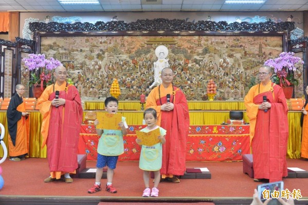 「观音菩萨甘露灌顶祈福法会」由佛光山退居和尚心培和尚（中）、慧柏法师（左）和慧是法师（右）共同主法。（记者洪臣宏摄）