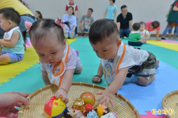 幼童抓周。（记者洪臣宏摄）