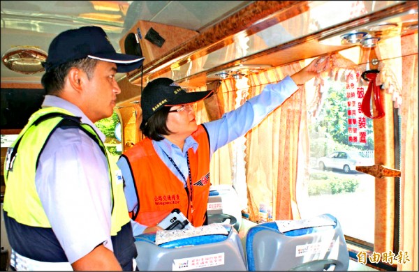 蓮監理站偕同新城警方，昨早在太魯閣國家公園境內要道攔查遊覽車。
（記者王峻祺攝）