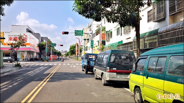 田姓民眾車停崇朝一路白線區，被警方以妨礙人車通行為由開單，法官認為取締過當，判免罰。照片中人車與本新聞無關。（記者李立法攝）