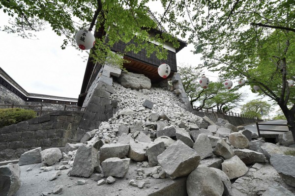 日本玩家22日為了捕捉「精靈寶可夢」，意圖闖入日前才受到強震影響而有多處損毀的熊本城，讓熊本市直接致電任天堂，要求將熊本城剔除於遊戲區之外。（法新社）